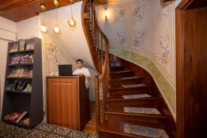 Valeria Antique Hotel lobi - antika mobilyalarla döşenmiş tarihi iç mekan